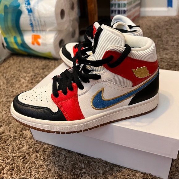 WOMENS AIR JORDAN 1 MID SE - Picture 8 of 9
